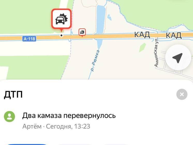 Самосвал столкнулся с автокраном на 87-м км КАД, движение затруднено