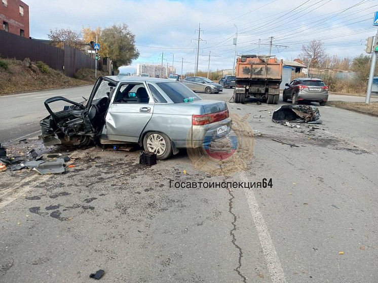 Легковушка не выдержала встречи с грузовиком в Саратове