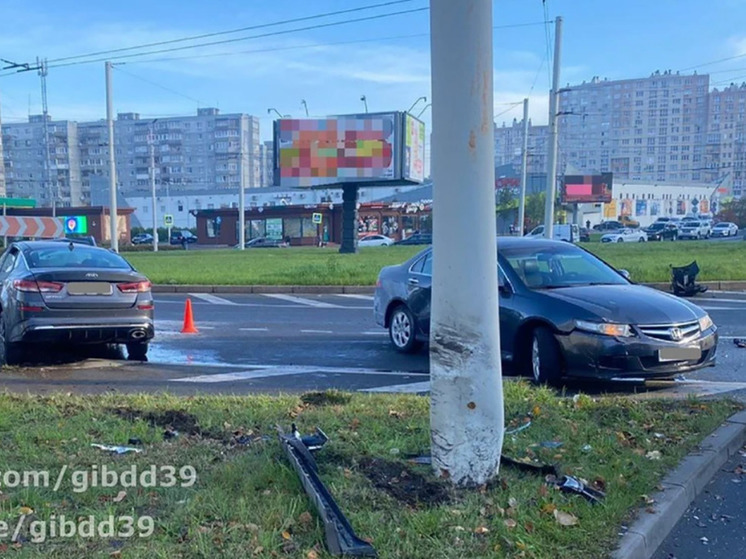 В Калининграде на Сельме машина врезалась в столб, водитель травмирован