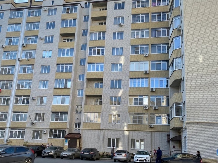 Парень разбился, выпав из окна многоэтажки в Таганроге