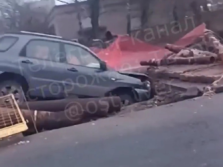 В Твери иномарка оказалась в «дорожной ловушке»