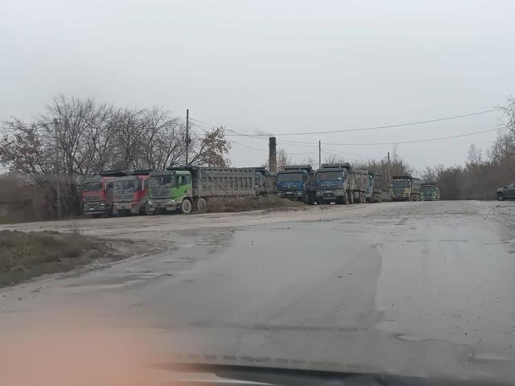 Целый микрорайон покрылся пылью и грязью из-за фур под Новосибирском