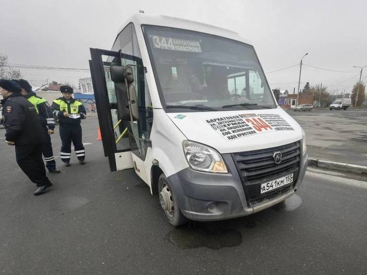 В Омске женщина выпала из маршрутки № 344 во время движения