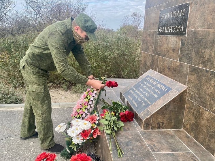 В Херсонской области следователи возложили цветы к братской могиле