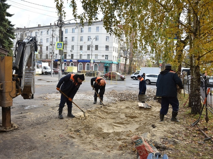 В Калуге засыпают яму на улице Чижевского