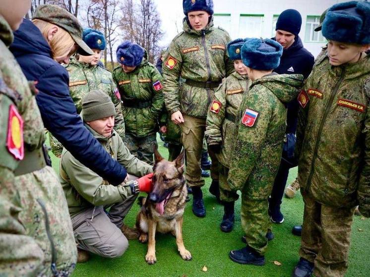 Военные кинологи встретились с серпуховскими школьниками