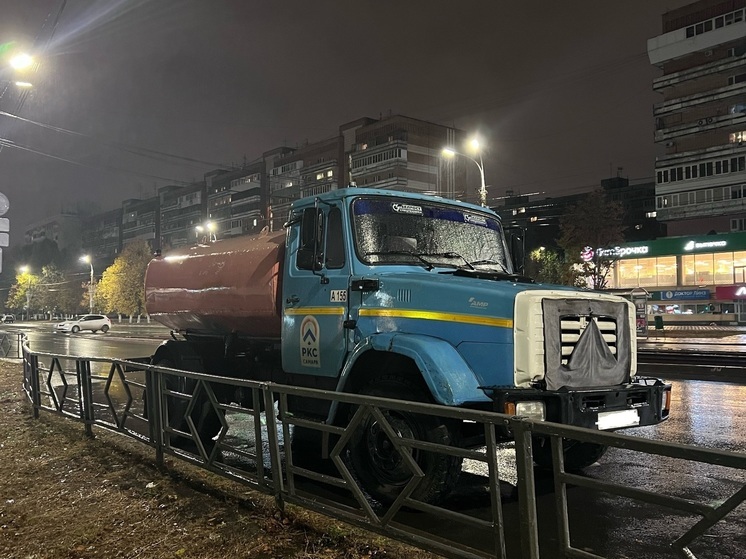 В Самаре 2 месяца не могут устранить течь во дворе одного из домов