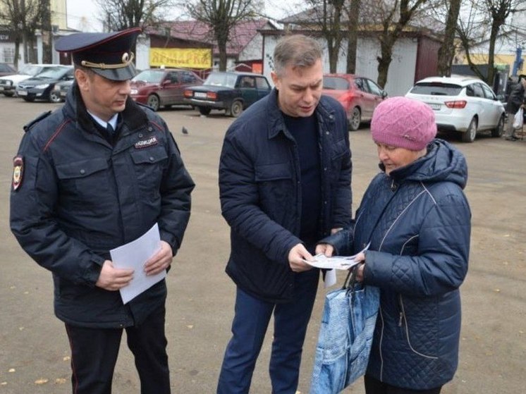 Общественники и полицейские предупредили о действиях мошенников жителей поселка Кардымово Смоленской области