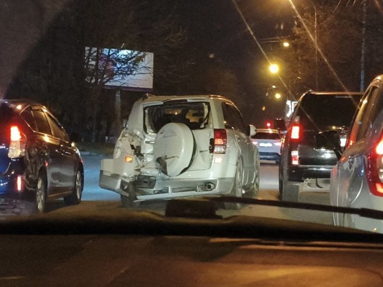 Несколько машин и автобус замечены в одной аварии в Хабаровске