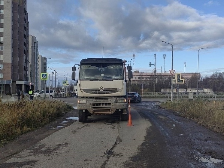 В Великом Новгороде грузовик сбил женщину, переходившую дорогу на красный