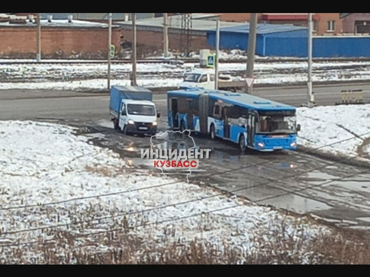 Автобус застрял на разбитой дороге в Кемерове