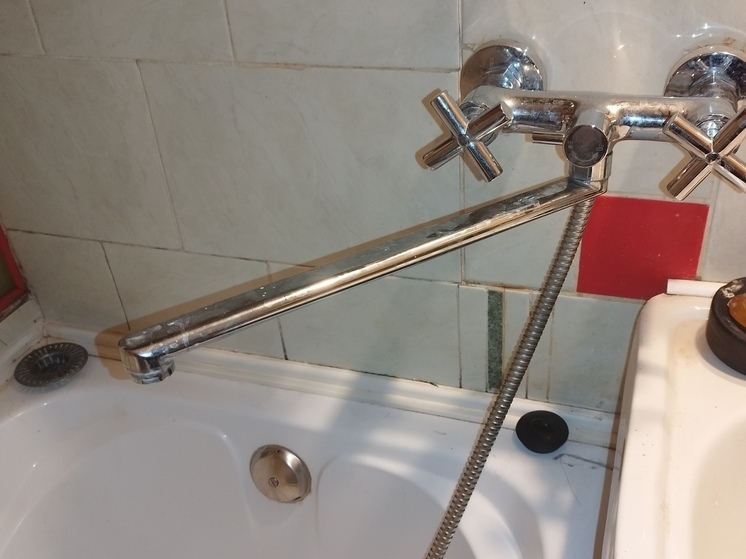 Жители Колы месяц живут без горячей воды