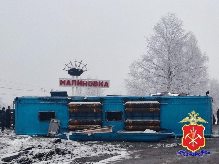 Автобус с 35 пассажирами опрокинулся в Кузбассе