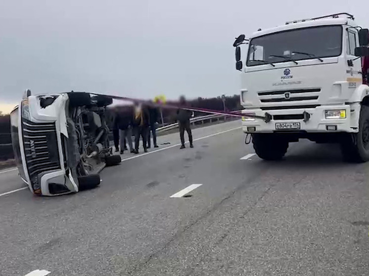 В ДТП на трассе в Волгоградской области перевернулся китайский автомобиль