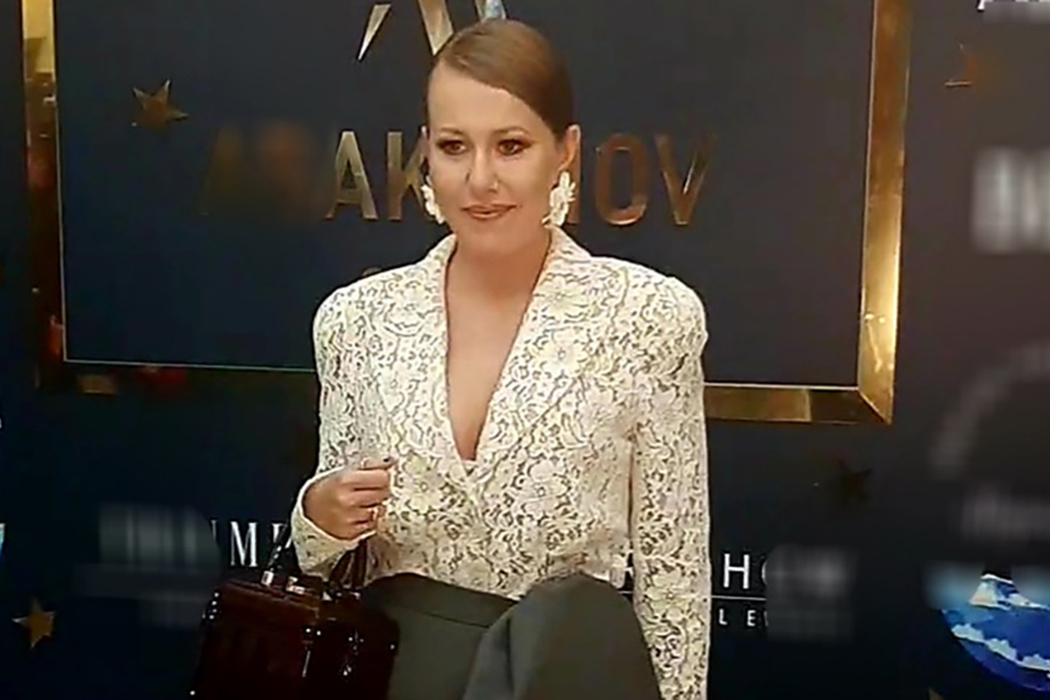 Собчак в ажурных колготках, Зара в обтягивающем платье: звезды собрались на закрытую вечеринку