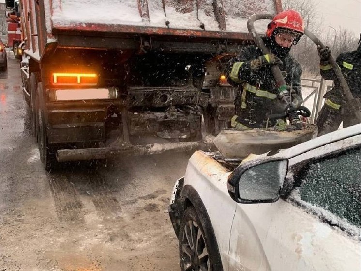 Автомобиль загорелся после столкновения с грузовиком в Мурманске