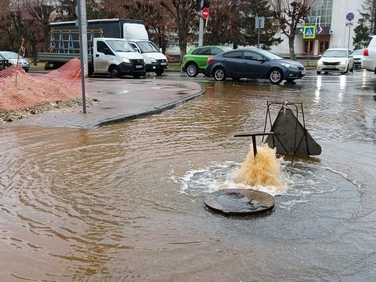 Оранжевая вода затопила улицу Урицкого в центре Рязани 1 ноября