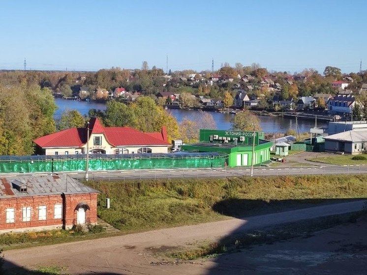 В Ивангороде благоустроили площадь на границе с Эстонией