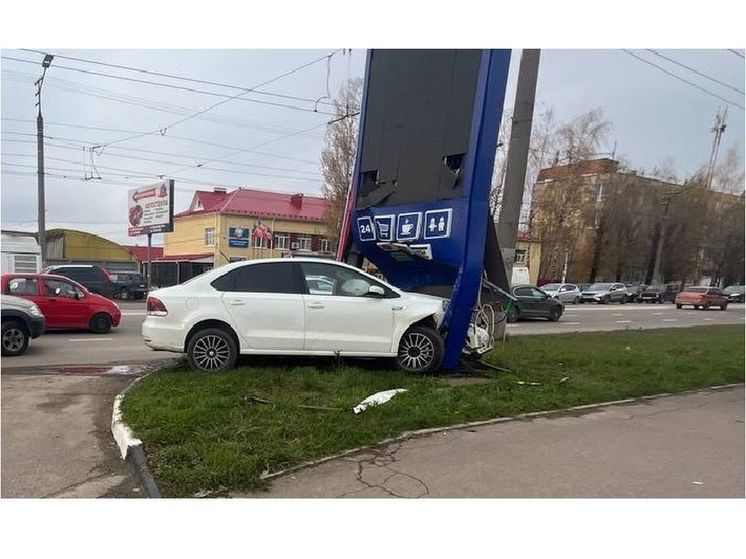 В Смоленске на Шевченко Фольксавген протаранил заправочный стенд