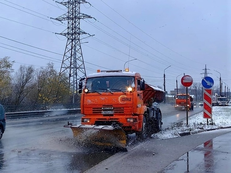 Великий Новгород очищают от снега 32 машины и рабочие