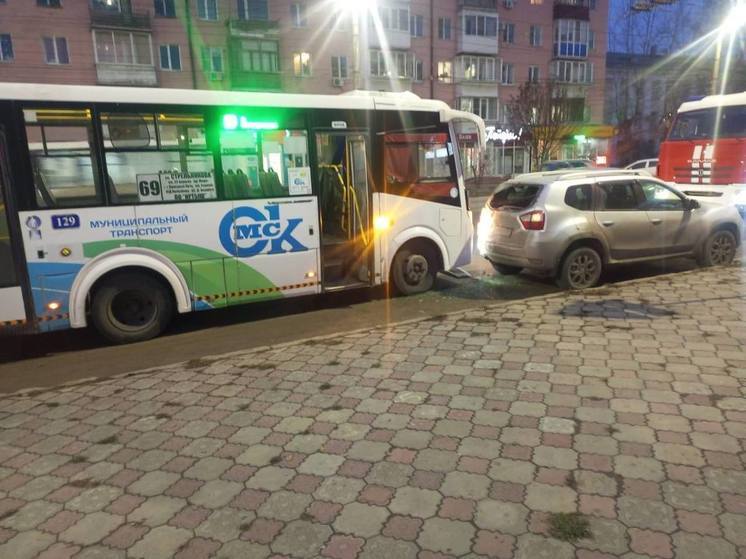 Три человека пострадали в столкновении пассажирского автобуса с легковушкой в Омске