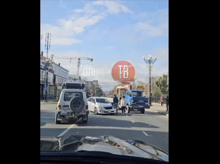 В Южно-Сахалинске легковушка врезалась в кран-балку