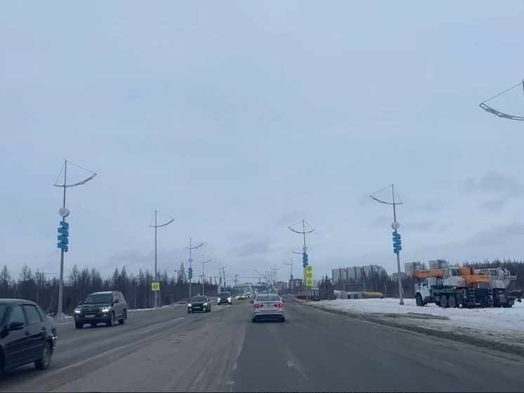 В Новом Уренгое авто поехали по обновленному мосту