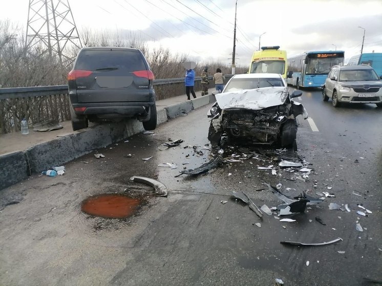 В Твери автомобиль чуть не вылетел с Южного моста после ДТП