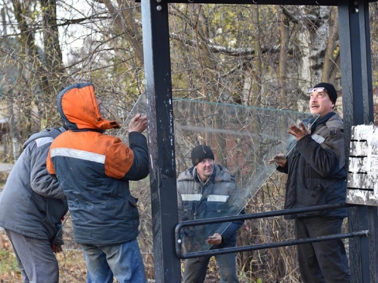 В Кинешме от рук вандалов пострадали 33 стекла на остановочных павильонах