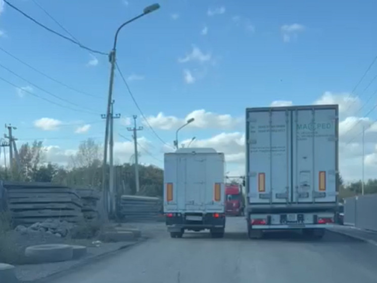 В Новосибирске большегрузы стали заезжать на улицу Малыгина через кладбище