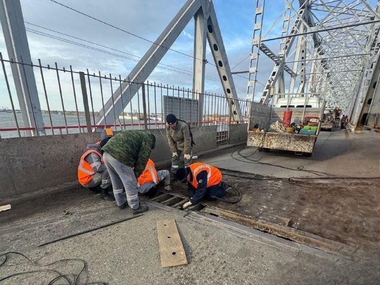 На Старом мосту в Астрахани ведется ремонт деформационных швов
