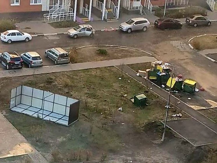 В Липецке ветер снес мусорные баки и ограждение для них