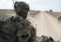 Участник специальной военной операции (СВО) из Ростовской области в течение восьми часов полз до российских позиций после того как ему оторвало ногу в ходе боевых действий. Об этом сообщает сайт KP.RU.
