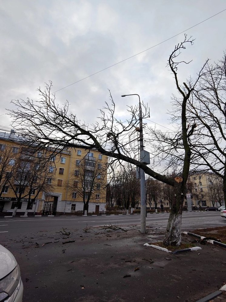 В Туле из-за сильного ветра с крыш домов слетают металлические конструкции