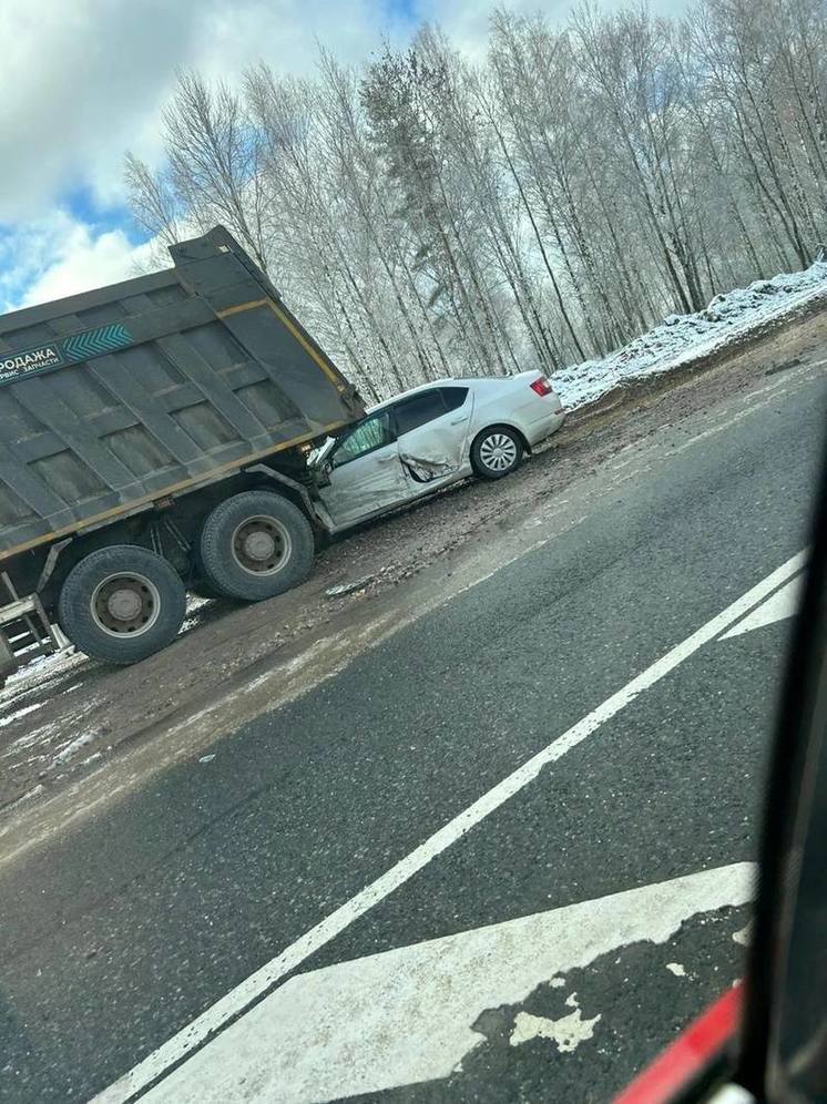 В Тверской области на М-9 иномарка влетела под самосвал