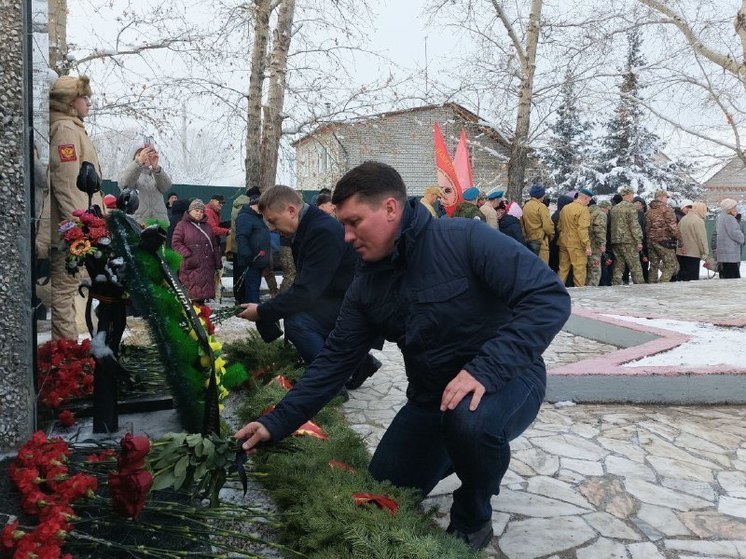 Евгений Молодняков почтил память погибших воинов на митинге в Саяногорске