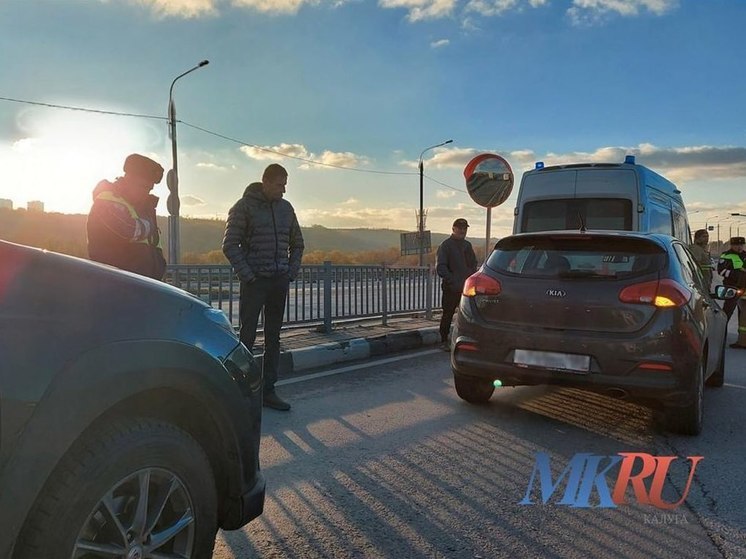 На Гагаринском мосту в Калуге столкнулись две иномарки