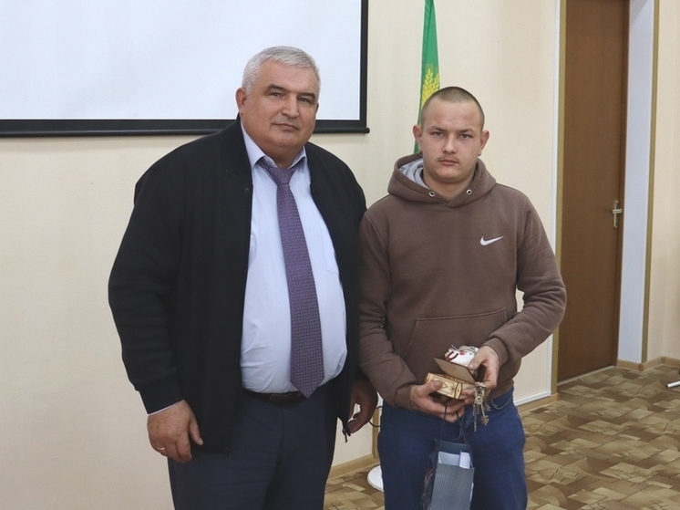 В Орловской области еще один сирота получил ключи от квартиры