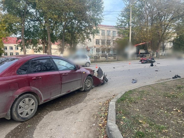 В Керчи легковушка столкнулась с мотоциклом: мотоциклист получил травмы