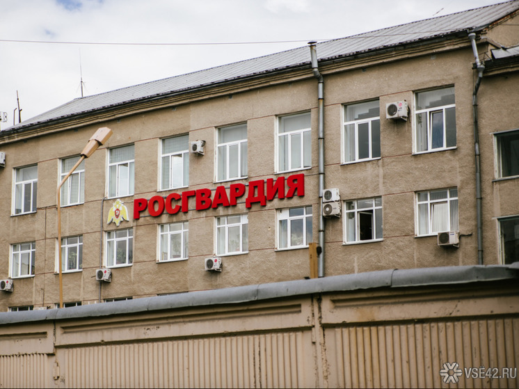 В Кемерове пьяный мужчина устроил дебош в кафе