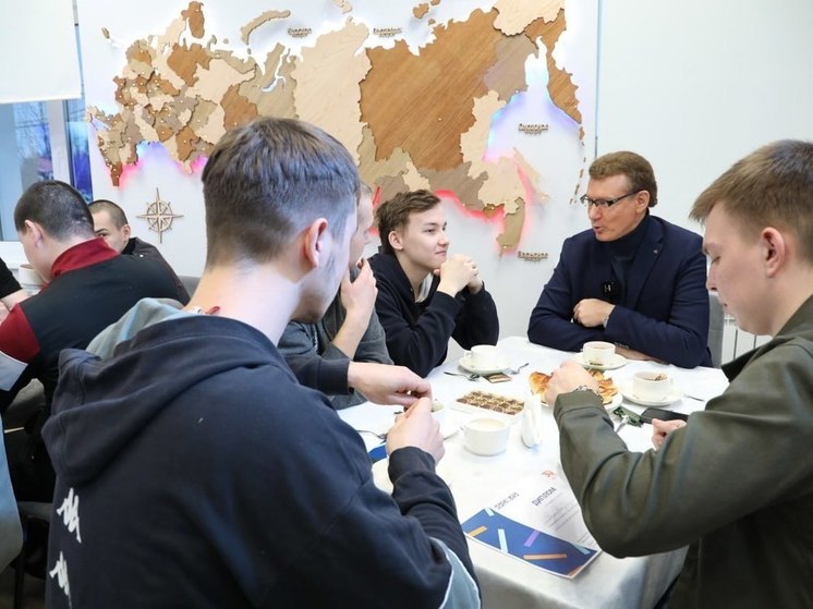 Глава Шурышкарского района сыграл в квиз со срочниками перед отправкой в армию