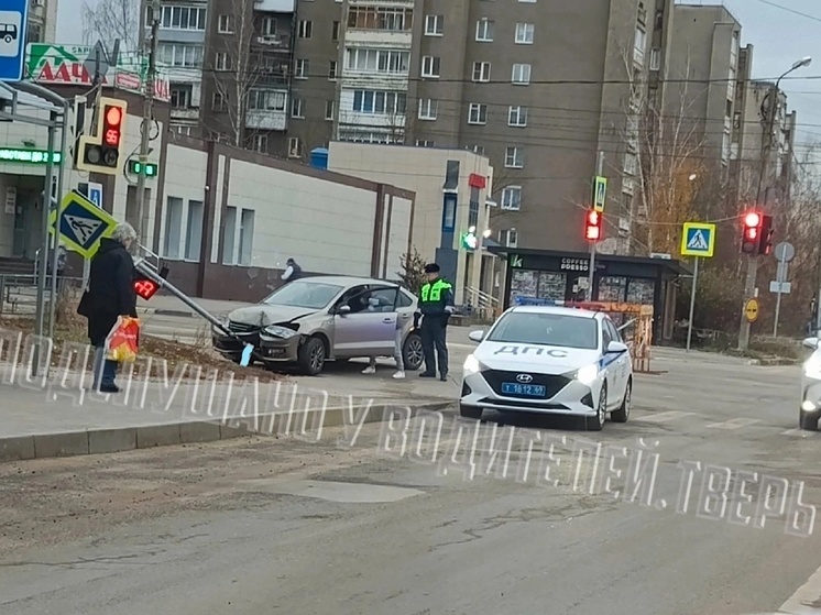 В Твери седаном снесло дорожный знак и светофор