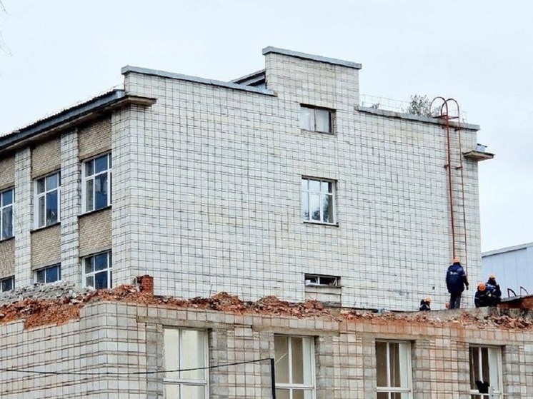 Здание Физматшколы в Академгородке, так и не признанное достопримечательностью, начали сносить