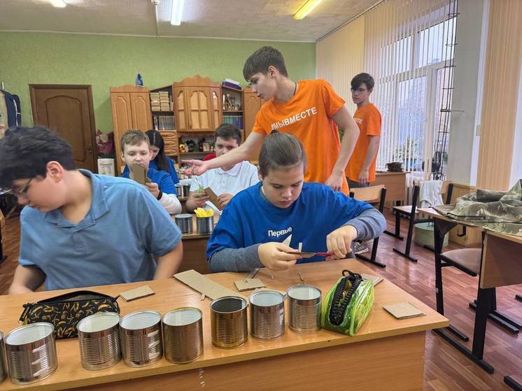 В Курской школе №49 ребята и педагоги готовят бойцам СВО сечи и талисманы