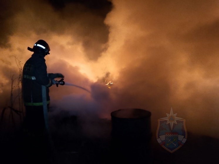 Аварийно-спасательная служба доставила пожарных на пожар в Кировском районе по воде