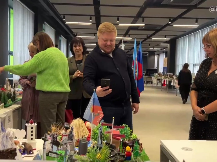 В Луганске открыли выставку макетов всех регионов РФ