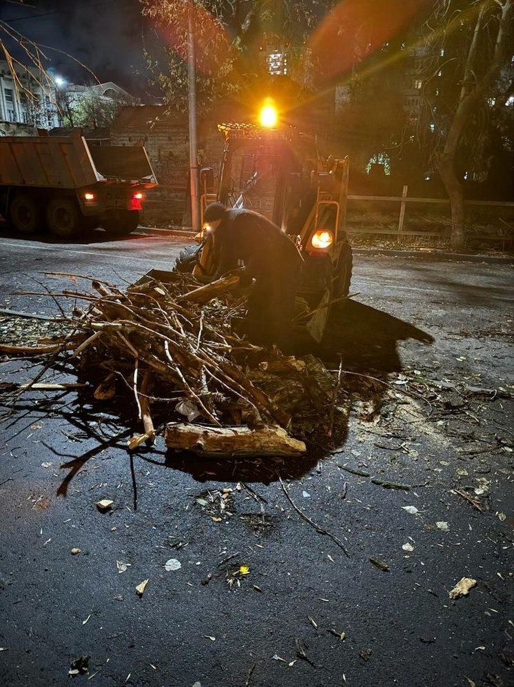 Саратовский коммунальные службы устраняют последствия непогоды