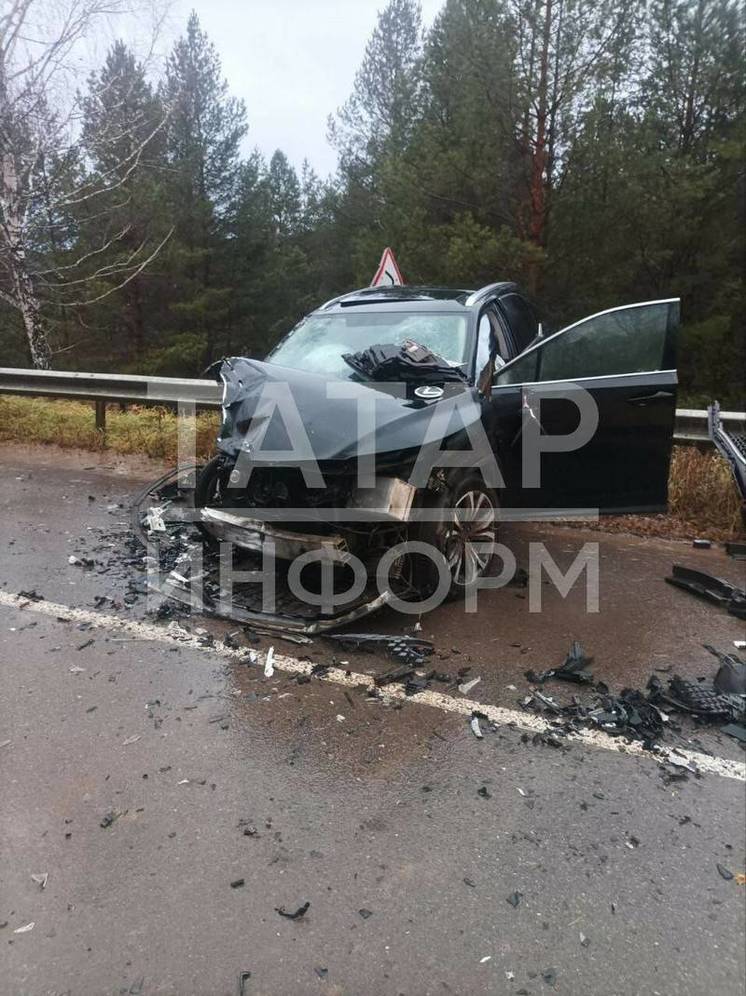 В Татарстане иномарка столкнулась с «КамАЗом»: водитель легковушки в больнице