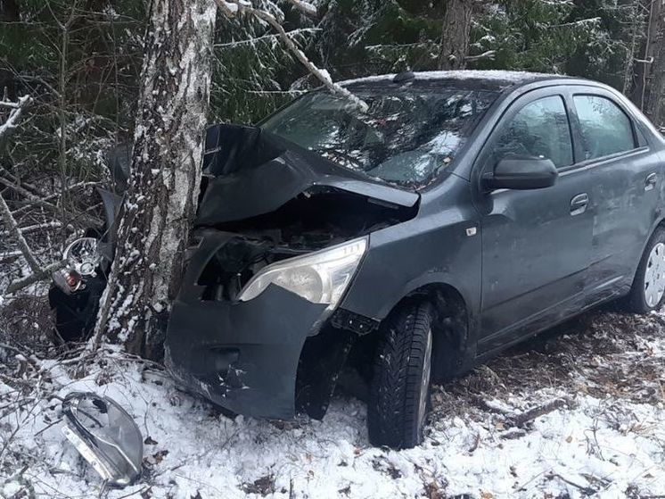 В Тверской области легковушка оказалась в кювете, не вписавшись в поворот