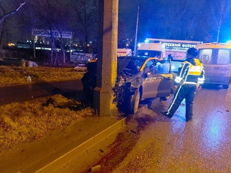 В Екатеринбурге пассажирка иномарки впала в кому после ДТП с наездом на столб